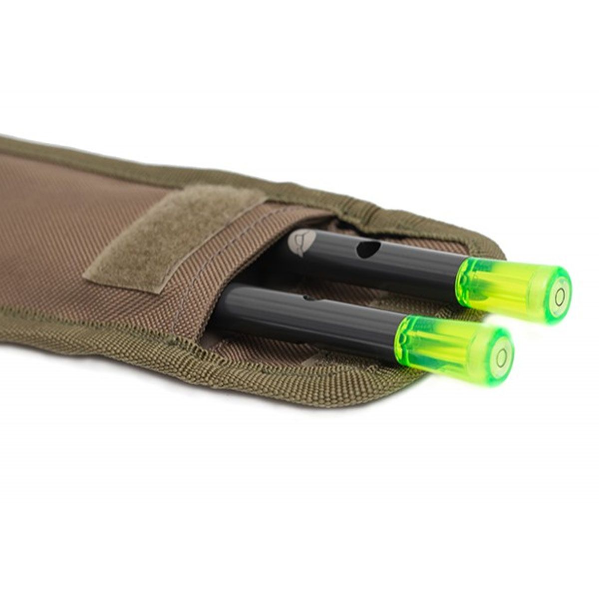 La Korda Compac Funda Distance Stick ha sido creada para ofrecer una solución práctica, duradera y segura al almacenar y transportar tus picas de distancia.