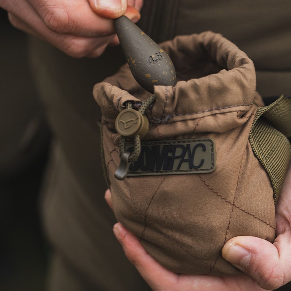 La Korda Compac Bolsa Plomos es la solución para mantener tus plomos de pesca organizados, protegidos y siempre a mano durante tus sesiones de carpfishing.