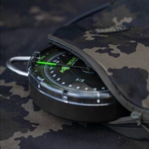 La Korda Compac Funda Báscula Dark Kamo es la solución perfecta para pescadores de carpfishing que desean mantener sus balanzas en óptimas condiciones.