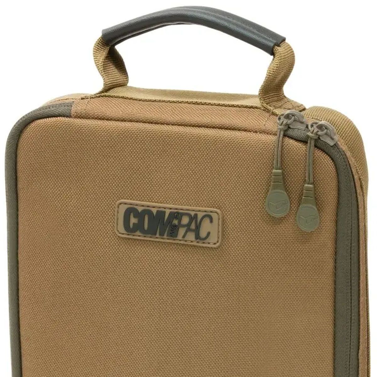 La Korda Compac Scales Pouch es una funda diseñada específicamente para mantener tu balanza digital perfectamente protegida y lista para usar.