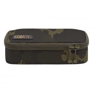 La Korda Compac Funda Carrete Dark Kamo ha sido diseñada para ofrecer una protección segura y práctica a tus carretes de repuesto.