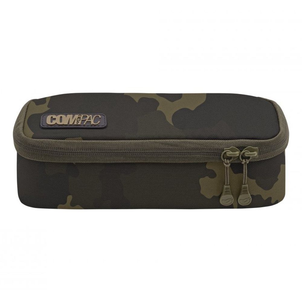 La Korda Compac Funda Carrete Dark Kamo ha sido diseñada para ofrecer una protección segura y práctica a tus carretes de repuesto.