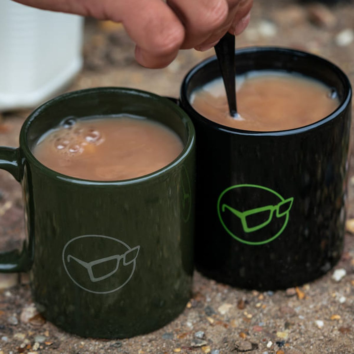 El Korda Compac Tea Set 3 Pieces diseñado para quienes disfrutan del auténtico placer de tomar una buena taza de té o café durante la jornada de pesca.