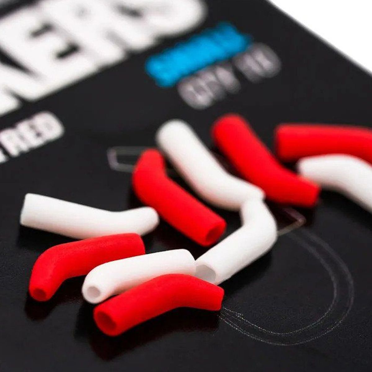 Los Korda Kickers Bloodworm Red pueden parecer un simple trozo de goma doblado, pero en realidad son un accesoriSmallo pequeño con un gran impacto