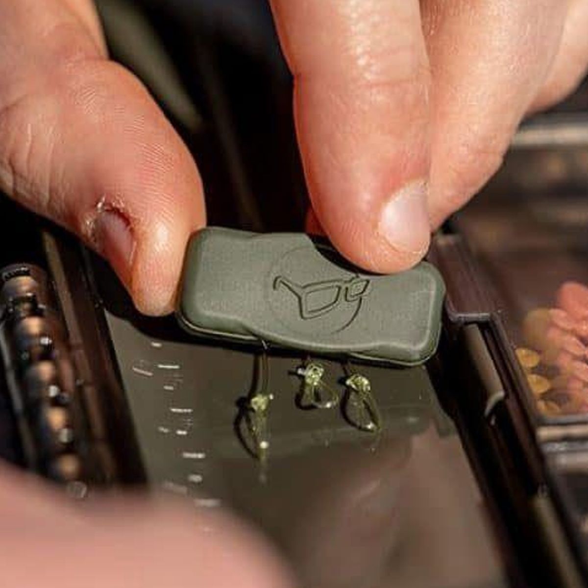 El Korda Tackle Box Magnet es un accesorio esencial para mantener tu material de pesca perfectamente organizado dentro de la Korda Tackle Box.