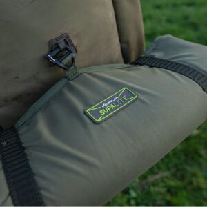 Korum Moqueta Enrollable Estandar ofrece una solución práctica, ligera y eficaz para asegurar una manipulación segura en cada captura.