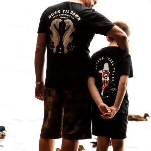 Kumu Kids Camiseta Tall Tales 7-8 Años es un guiño a las grandes historias de pesca que se cuentan y se comparten en cada sesión.