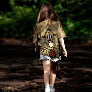 Kumu Kids True Leather Camiseta 11-12 Años es un guiño a la autenticidad y al espíritu genuino de la pesca. y sentirse parte de la comunidad Kumu.