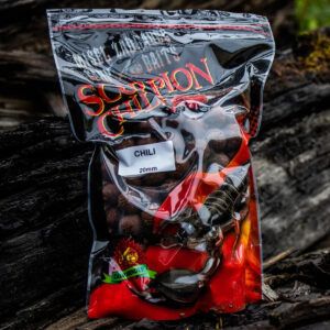 Misel Zadravec Scorpion Chili Devil Kiss Boilies 20mm para pescadores que buscan cebos con un impacto olfativo potente y una composición altamente activa.