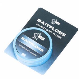 El Nash Bait Floss 50m es un accesorio imprescindible para pescadores de carpfishing que buscan asegurar sus cebos y mantenerlos discretos.