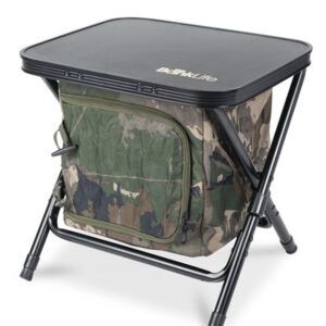 La Nash Mesa con Almacenaje Bedside L es la solución ideal para mantener tu equipo de pesca perfectamente ordenado y siempre al alcance de la mano.