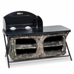 La Nash Bank Life Estación de Cocina Camo está diseñada para aquellos pescadores que disfrutan de la vida al aire libre con comodidad y organización.