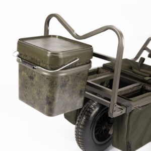 El Nash Soporte para Cubo de Carro perfecto para quienes buscan optimizar el espacio y mejorar el equilibrio al transportar su equipo de pesca.