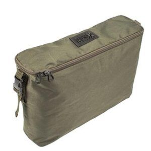El Nash Barrow Pannier Back es un accesorio esencial para pescadores de carpfishing que buscan comodidad, accesibilidad y organización en sus traslados