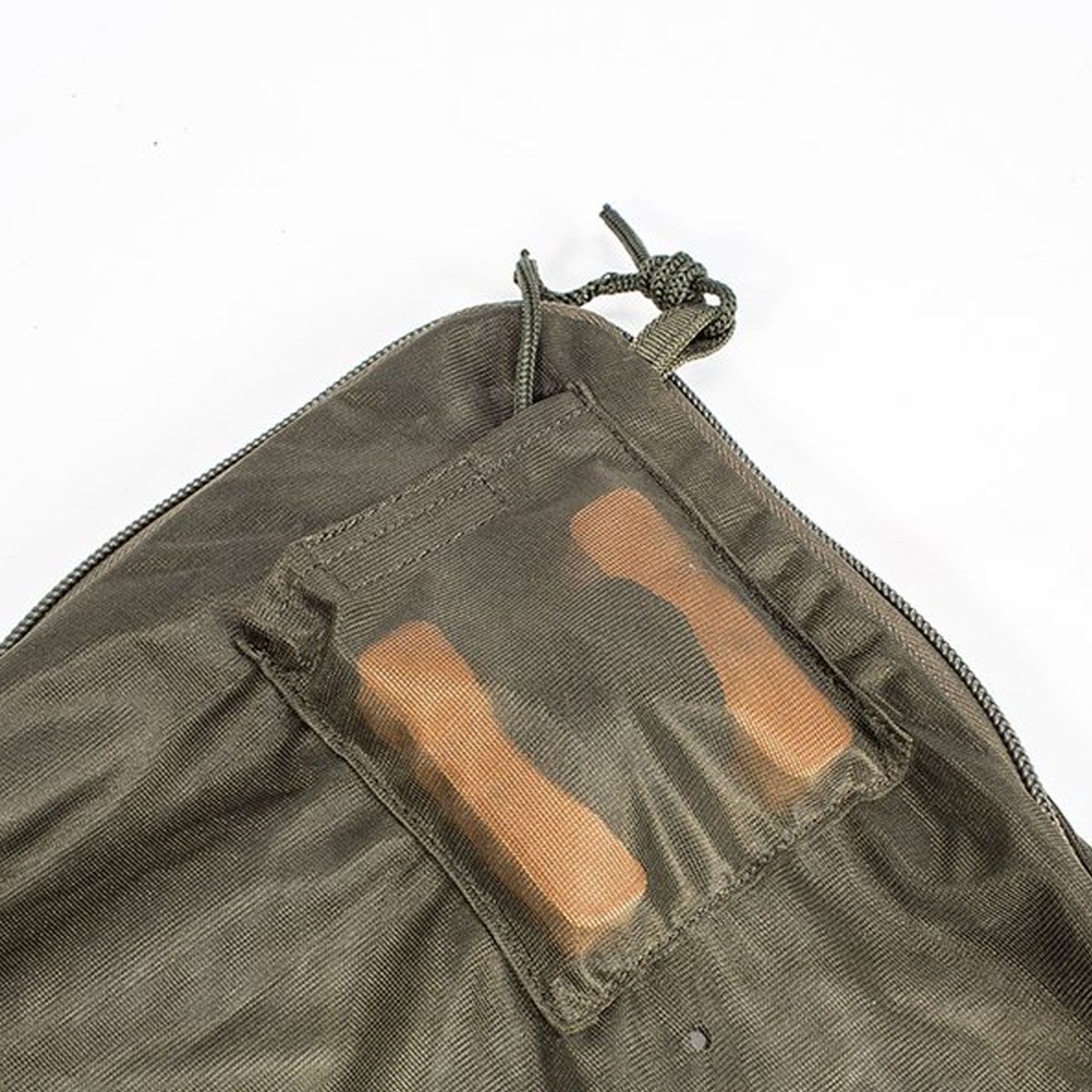 El Nash Saco de Retención Monster ha sido diseñado para ofrecer la máxima seguridad y confort durante la retención temporal de carpas grandes.