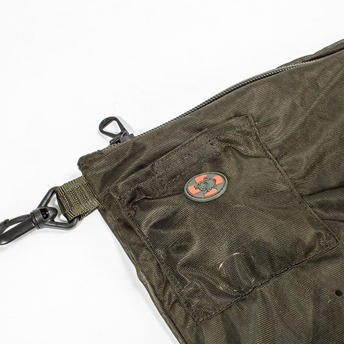 El Nash Saco de Retención Monster ha sido diseñado para ofrecer la máxima seguridad y confort durante la retención temporal de carpas grandes.