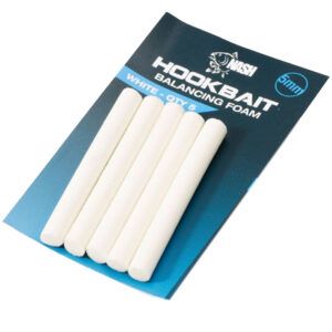 Nash Hookbait Balancing Foam es un accesorio indispensable para pescadores que buscan controlar con precisión la presentación de sus cebos.