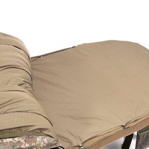 El Nash Indulgence Cubre Colchón es un accesorio imprescindible para cualquier pescador que busque proteger y prolongar la vida de su colchón