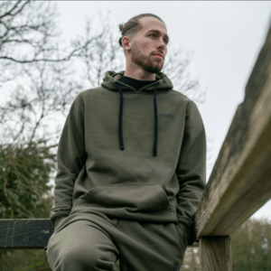 Nash Sudadera Make It Happen Hoody Fish Logo Verde- S combina estilo, comodidad y funcionalidad, tanto para tus sesiones de pesca como para el uso diario.