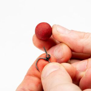 Nash Sweetcorn Screw Medium Gracias a su diseño con rosca, puedes atornillarlo directamente en boilies, wafters, pop-ups, chufas etc...