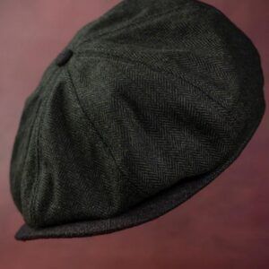 One More Cast Boina 57 cm OMC lanzó la primera versión de este sombrero estilo Baker Boy en 2022 y rápidamente se convirtió en un éxito.