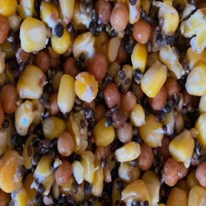 El Diamond Mix 5kg de Particles for Fishing combina tres semillas seleccionadas de la más alta calidad: maple peas, maíz y cañamón.