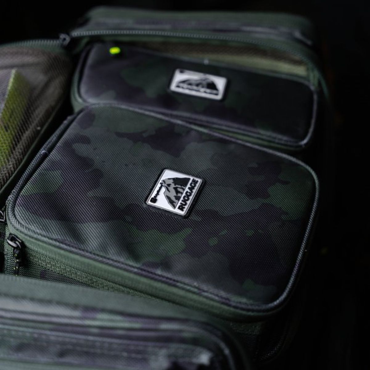 El RidgeMonkey Ruggage Compact Accessory Case 165 ha sido diseñado para mantener los accesorios pequeños de pesca perfectamente ordenados.