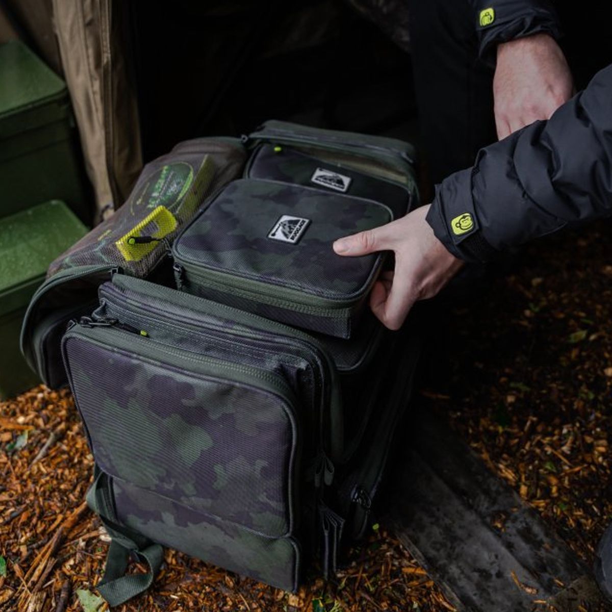 El RidgeMonkey Ruggage Compact Accessory Case 80 ha sido diseñado para mantener los accesorios pequeños de pesca perfectamente ordenados.