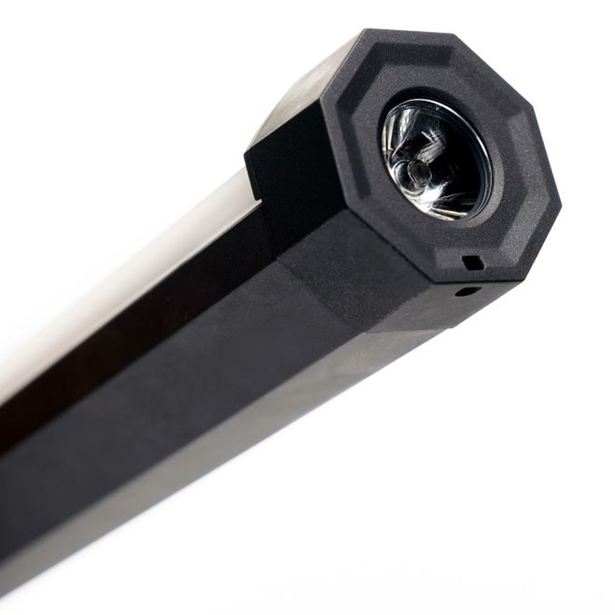 RidgeMonkey Linterna IR180 es una herramienta multifuncional que combina una iluminación muy potente, y una luz ambiental versátil