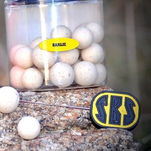 SBS Garlic Fluoro Pop-Ups 16.18.20mm diseñados para llamar la atención de las carpas incluso en condiciones de pesca difíciles.