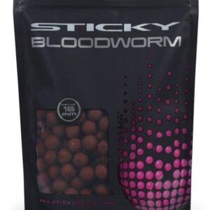 Los Sticky Baits Bloodworm Boilies Shelf Life 16mm son el cebo original y más reconocido a base de lombriz de sangre dentro del mundo del carpfishing.