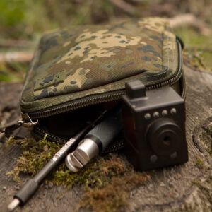 El Thinking Anglers Estuche Camfleck M es una bolsa versátil, resistente y elegante diseñada para mantener tu equipo de pesca perfectamente organizado.