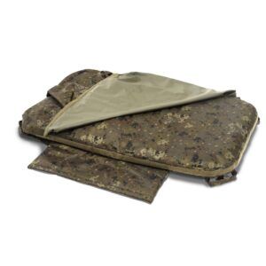 Thinking Anglers Moqueta Camfleck protege a las carpas durante la manipulación sin comprometer la comodidad ni la eficiencia del pescador.