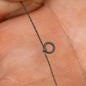 Los Thinking Anglers Rig Rings Medium son un componente esencial en el arsenal de cualquier pescador de carpas que busque mejorar la eficacia.