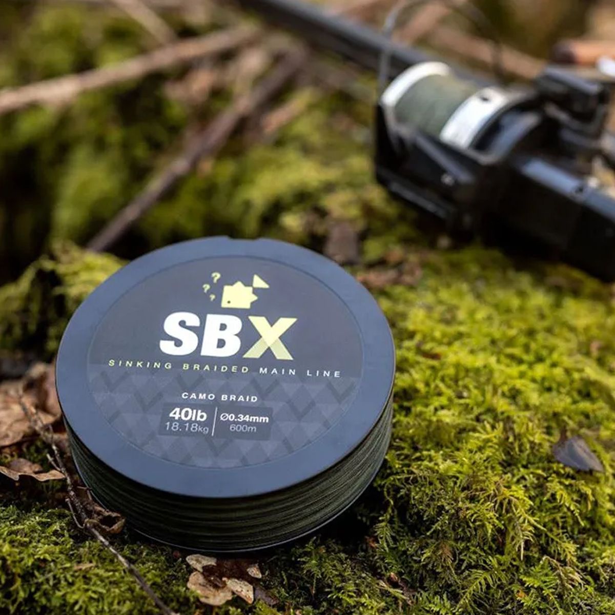 El Thinking Anglers SBX Sinking Braided Mainline 40lb es una línea trenzada de alta resistencia diseñada específicamente para el carpfishing moderno.