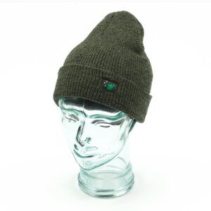 El Thinking Anglers Gorro Beanie Moss Green practicidad, estilo y confort, convirtiéndose en el compañero ideal para largas sesiones durante el invierno.