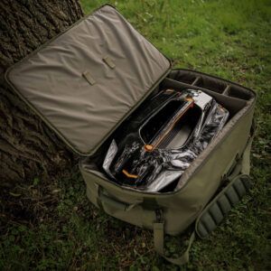 La Trakker NXG Bait Boat Bag Large es la solución definitiva para transportar y proteger tu barco cebador y todos sus accesorios con la máxima seguridad.