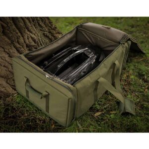La Trakker NXG Bait Boat Bag Medium ofrece la máxima protección y comodidad de transporte a los pescadores que utilizan barcos cebadores de tamaño pequeño.