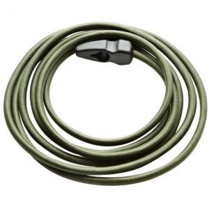 La Trakker Safety Barrow Strap es una correa de seguridad avanzada diseñada para garantizar que tus aparejos de pesca lleguen seguros a su destino.