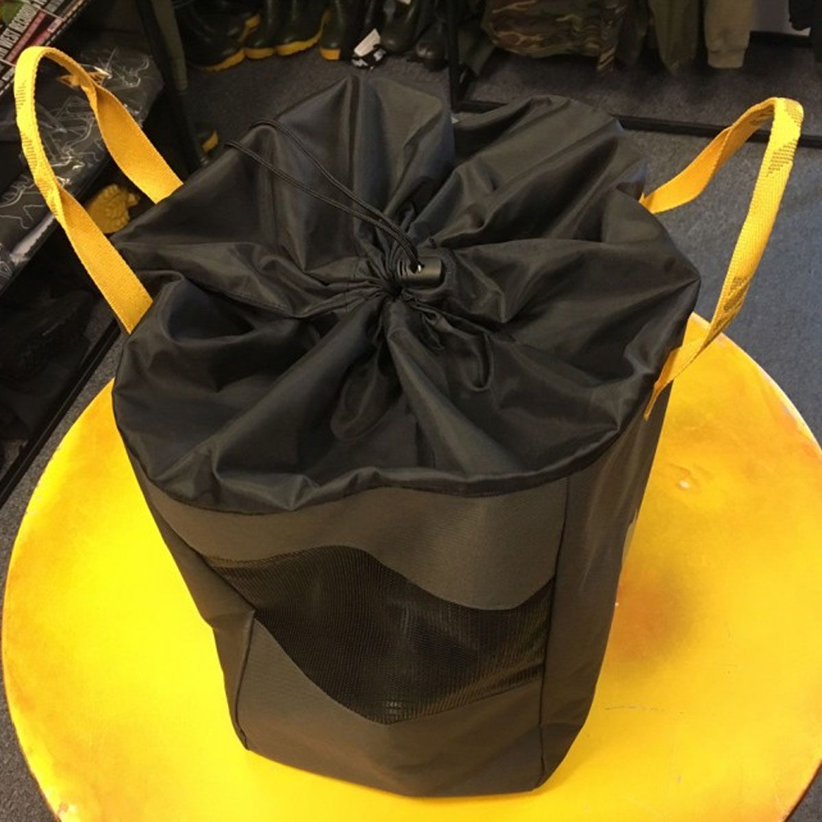 La Vass Bolsa de Almacenaje para Vadeador Camo es la solución perfecta para transportar y proteger tus vadeadores de forma limpia, segura y práctica.