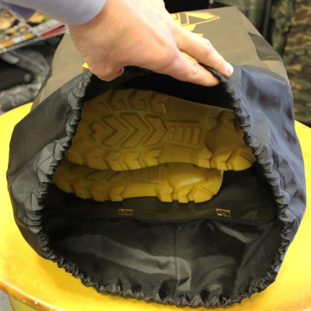 La Vass Bolsa de Almacenaje para Vadeador Camo es la solución perfecta para transportar y proteger tus vadeadores de forma limpia, segura y práctica.