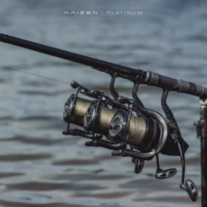 Korda Kaizen Platinum 13ft 3.5lb es una caña diseñada para quienes buscan el máximo equilibrio entre potencia, sensibilidad y control.