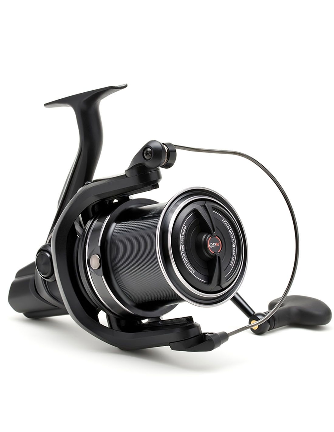 Con el Daiwa 23 Emblem 35 SCW QD, cada lance cuenta. Distancia, control y fiabilidad, pensados para el carpfishing más técnico.