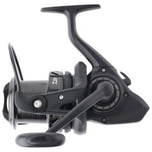 Daiwa Carrete Black Widow 5000 LDA diseñado para el pescador de carpas que busca potencia, fiabilidad y gran capacidad de lance a un precio muy competitivo.