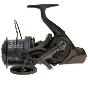 Daiwa Crosscast 35 SCW 5000C QD pone a tu alcance una herramienta fiable, potente y optimizada para el carpfishing moderno.