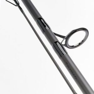 Daiwa Caña D Carp Rods 13ft 3lb está pensada para iniciarse en la pesca de carpas con un equipo accesible, pero con prestaciones más que notables.