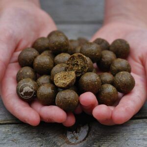 Dynamite Baits Hot Fish & GLM Shelf Life Boilies 20mm para pescadores que buscan atraer carpas grandes con un cebo nutritivo, equilibrado y altamente eficaz