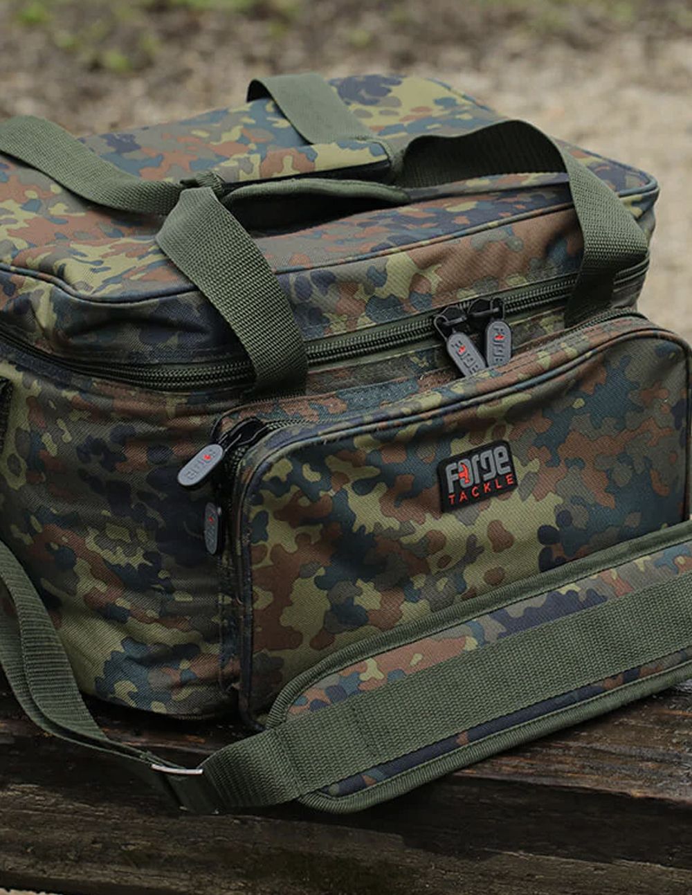 Forge Tackle FTR Bolsa para Cebo Camo accesorio imprescindible para el pescador moderno que busca mantener sus cebos frescos, protegidos y bien organizados