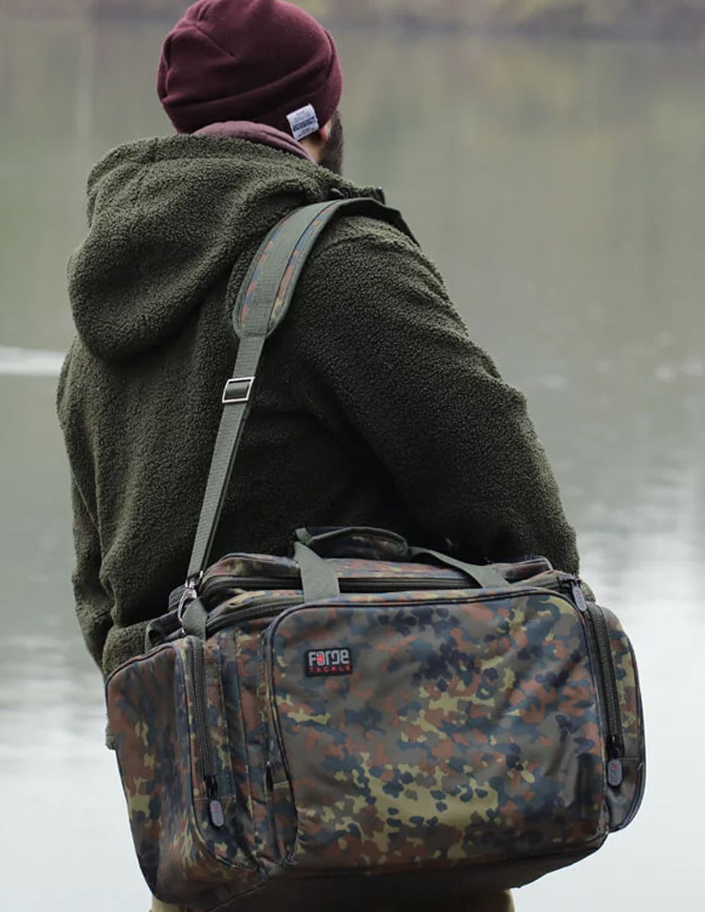 El Forge Tackle FTR Macuto Camo destaca por su resistencia, gran capacidad y organización inteligente. Espacioso, fiable y cómodo