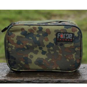 Forge Tackle FTR Bolsa Easy Pouch Camo -L es una bolsa versátil, resistente y práctica, diseñada para cubrir las necesidades de los pescadores.